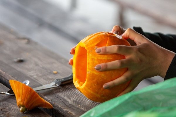 Haloweenské dlabání dýní bylo ukončeno lampionovým průvodem