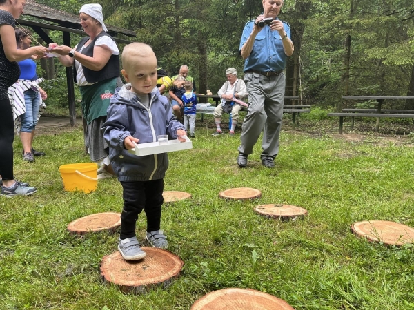 Více než stovka dětí prošla pohádkovým lesem, čekalo na ně osm stanovišť