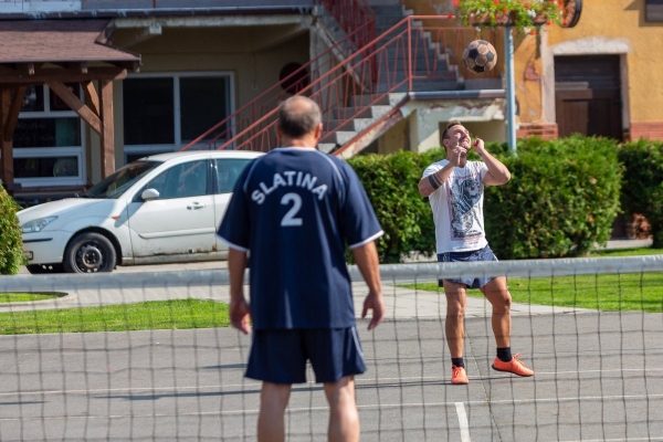 Do obce se vrací kultura a sport, hvězdně obsazený nohejbalový turnaj rozhodl o změně majitele poháru