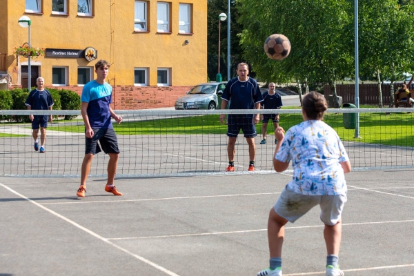 Do obce se vrací kultura a sport, hvězdně obsazený nohejbalový turnaj rozhodl o změně majitele poháru
