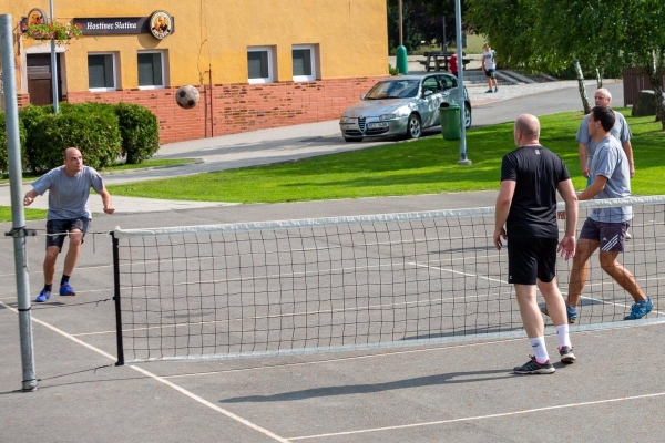 Do obce se vrací kultura a sport, hvězdně obsazený nohejbalový turnaj rozhodl o změně majitele poháru