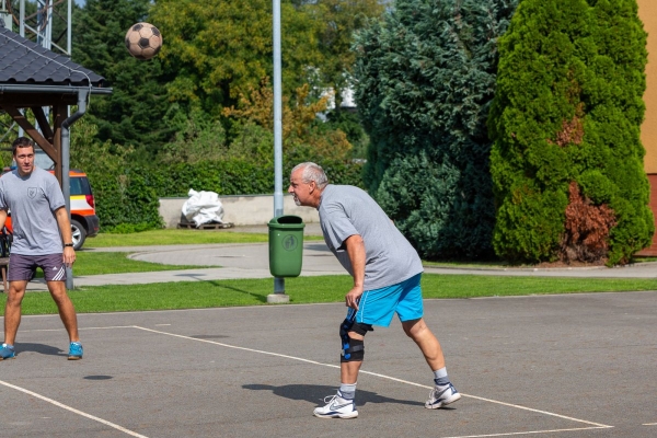 Do obce se vrací kultura a sport, hvězdně obsazený nohejbalový turnaj rozhodl o změně majitele poháru