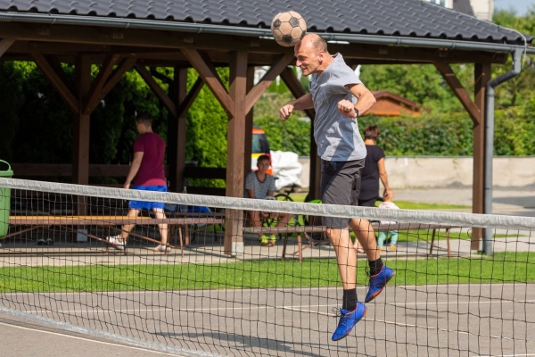 Do obce se vrací kultura a sport, hvězdně obsazený nohejbalový turnaj rozhodl o změně majitele poháru