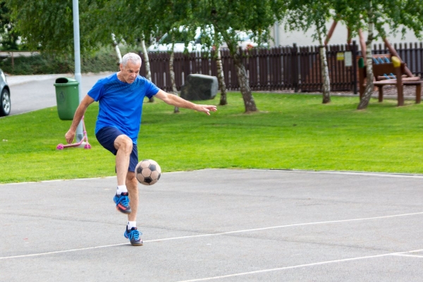 Do obce se vrací kultura a sport, hvězdně obsazený nohejbalový turnaj rozhodl o změně majitele poháru