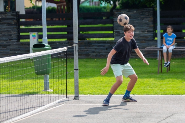 Do obce se vrací kultura a sport, hvězdně obsazený nohejbalový turnaj rozhodl o změně majitele poháru