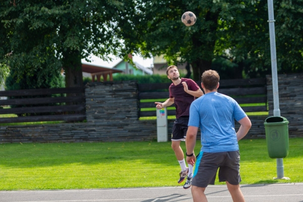 Do obce se vrací kultura a sport, hvězdně obsazený nohejbalový turnaj rozhodl o změně majitele poháru