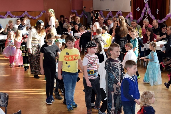 Dětský maškarní ples zaplnil v sobotu odpoledne sál slatinského kulturního domu