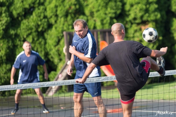 Tradičního nohejbalového turnaje O putovní pohár starosty obce Slatina se zúčastnila čtyři družstva